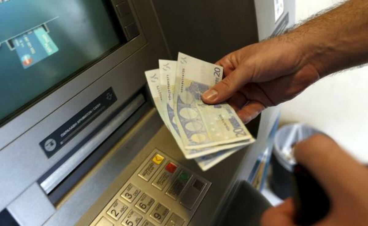 El dinero en efectivo que no debes ingresar en un banco para evitar problemas con Hacienda