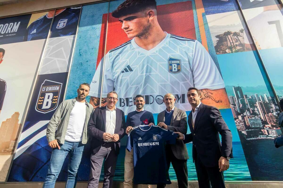 El alcalde asiste a la salida a la venta de la equipación oficial del Benidorm C.F. 