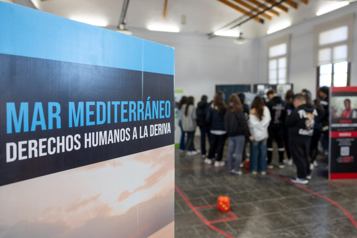 Jóvenes de l’Alfàs participan en un juego vivencial y se ponen en la piel de migrantes cruzando el Mediterráneo