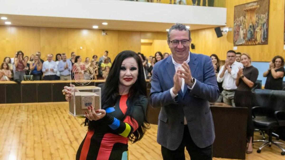 Alaska, fan de Benidorm, recibió de manos de Toni Pérez, el premio: una urna de metacrilato con arena de las playas de Benidorm.