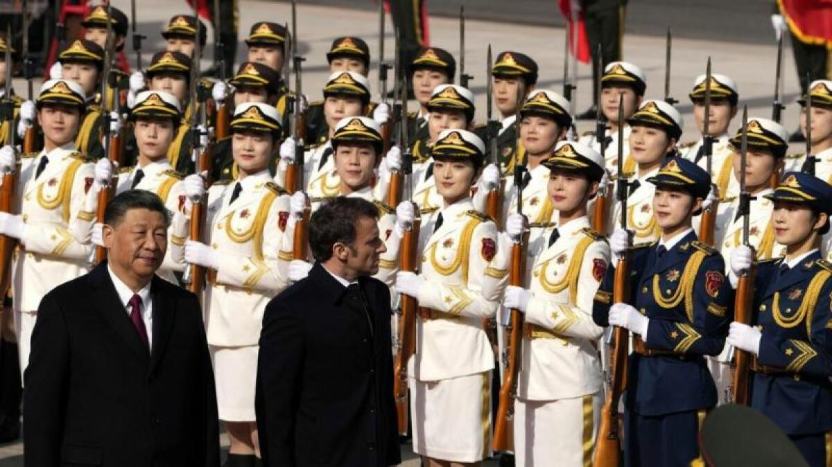 Macron tiende la mano a Xi para poner fin a la guerra en Ucrania: "Sé que puedo contar con China para devolver a Rusia la cordura"