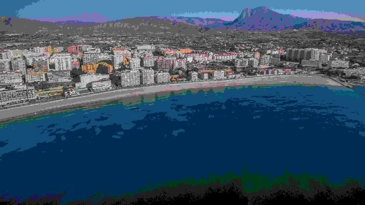 La playa Centro de la Vila Joiosa vuelve a acoger Mercreart hasta mediados de septiembre