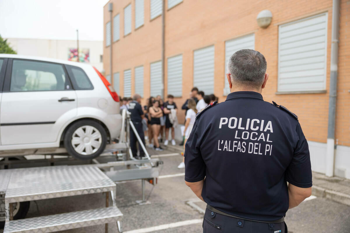 La Policía de l’Alfàs imparte una sesión educativa al alumnado de 4º de ESO sobre el cinturón de seguridad