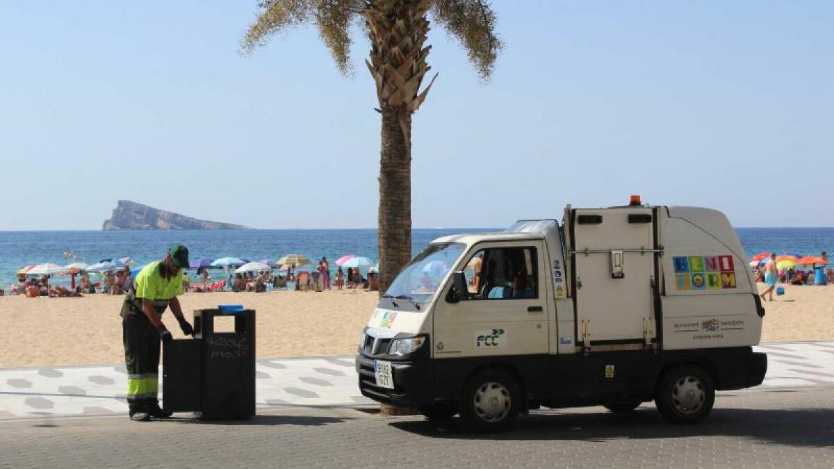 Benidorm refuerza el dispositivo de limpieza viaria en agosto ante la llegada de turistas en el mes de mayor afluencia