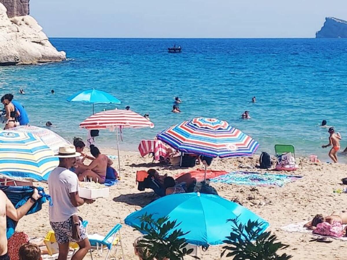 Los mojiteros, cuberos y falsos masajistas invaden las playas de Benidorm ante la dejadez del Gobierno local