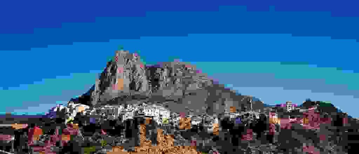 Finestrat ampl&iacute;a el servicio de reserva por whatsapp de rutas guiadas por el casco hist&oacute;rico al entorno natural del Puig Campana