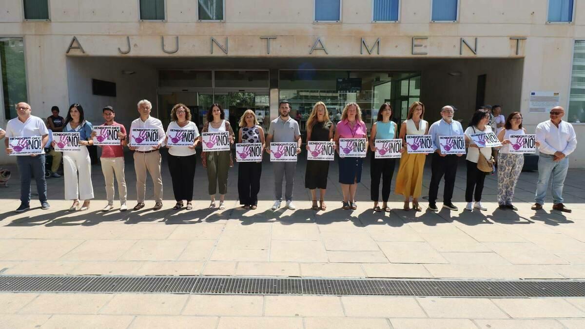 Benidorm expresa su repulsa por el último crimen de violencia machista contra una mujer cometido en Girona