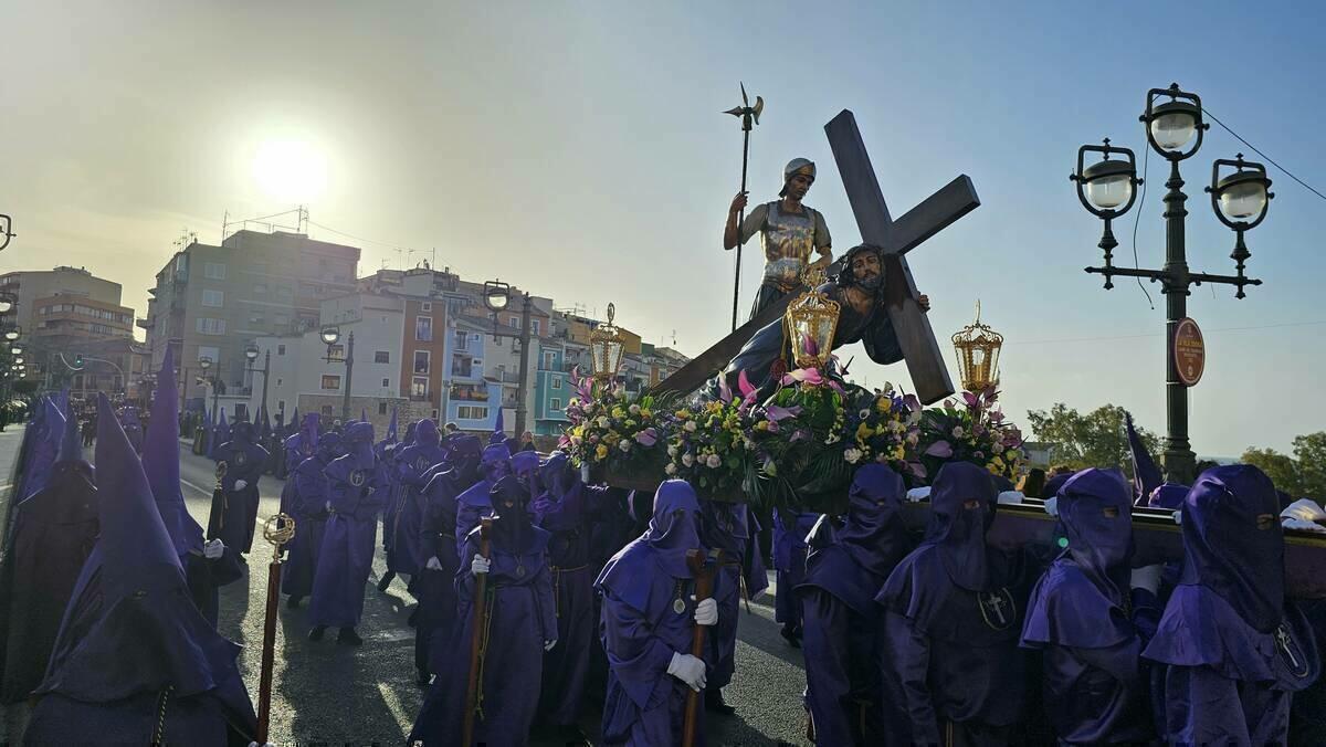 El encuentro entre las imágenes de Santa Mujer Verónica y Jesús Nazareno inician la procesión del Calvario en la mañana del Viernes Santo