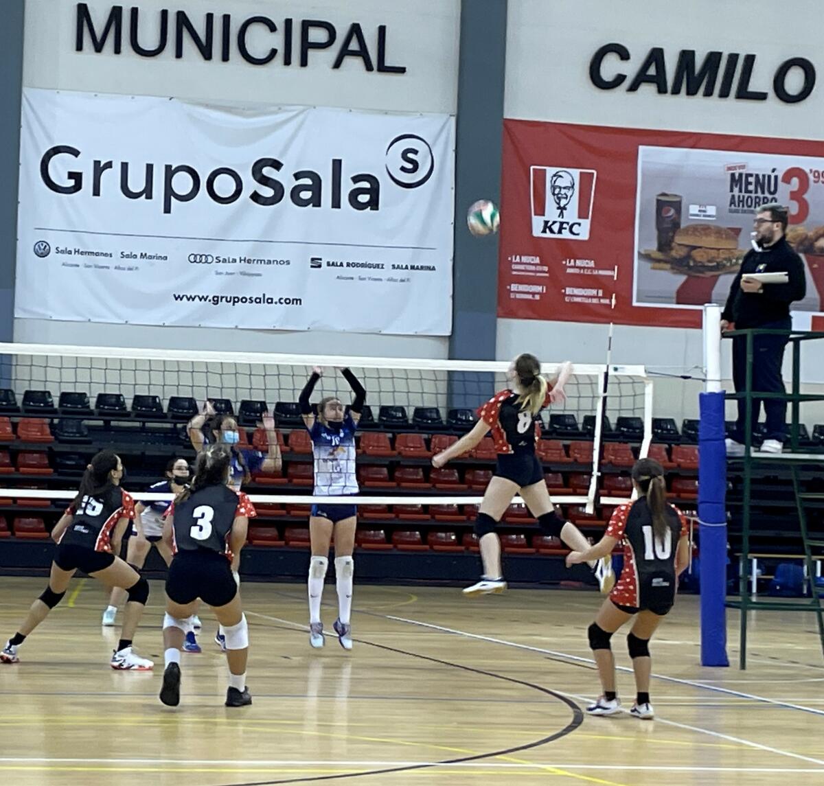 Las juveniles del Club Voley La Nucía ganan en Mutxamel