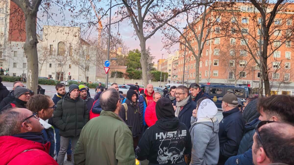 La Cofrad&iacute;a de Pescadores de Villajoyosa se concentra en Madrid ante la imposici&oacute;n de una nueva normativa que pone en peligro al sector