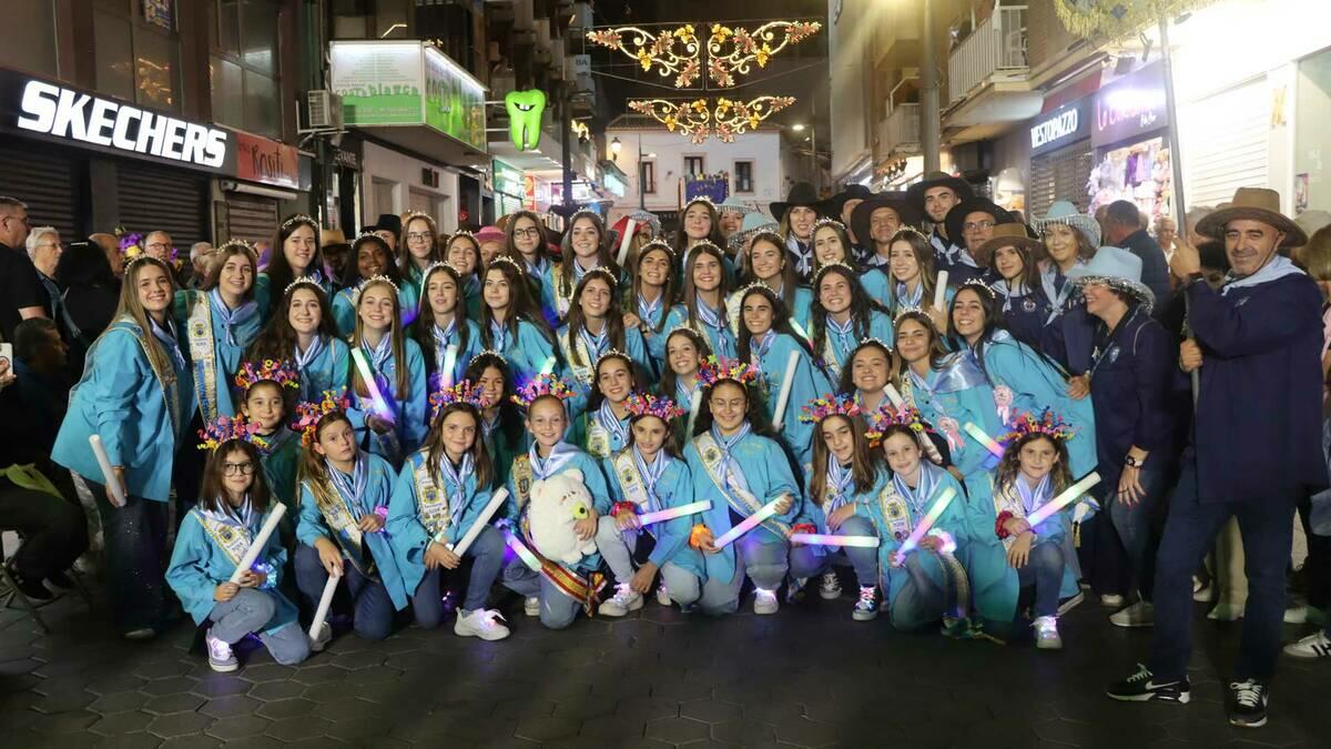 Los peñistas llenan de color el centro de Benidorm en una multitudinaria y vistosa ‘Entrada’