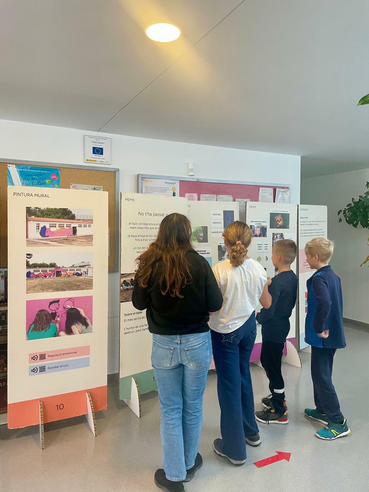 LOS CENTROS EDUCATIVOS DE FINESTRAT ACOGEN LA EXPOSICIÓN “NO EM TOQUES EL WHATSAPP”  