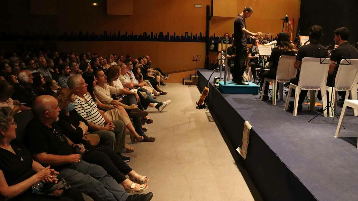 Un repleto Salón de Actos acoge el concierto de intercambio de la Societat Musical La Nova y la Agrupació Musical Clau de Fa de Calp 