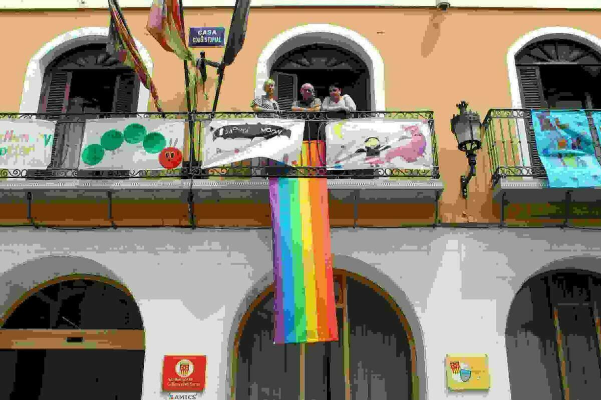  Callosa &middot; La bandera LGTBI ondea del balc&oacute;n del Ayuntamiento para conmemorar el D&iacute;a del Orgullo
