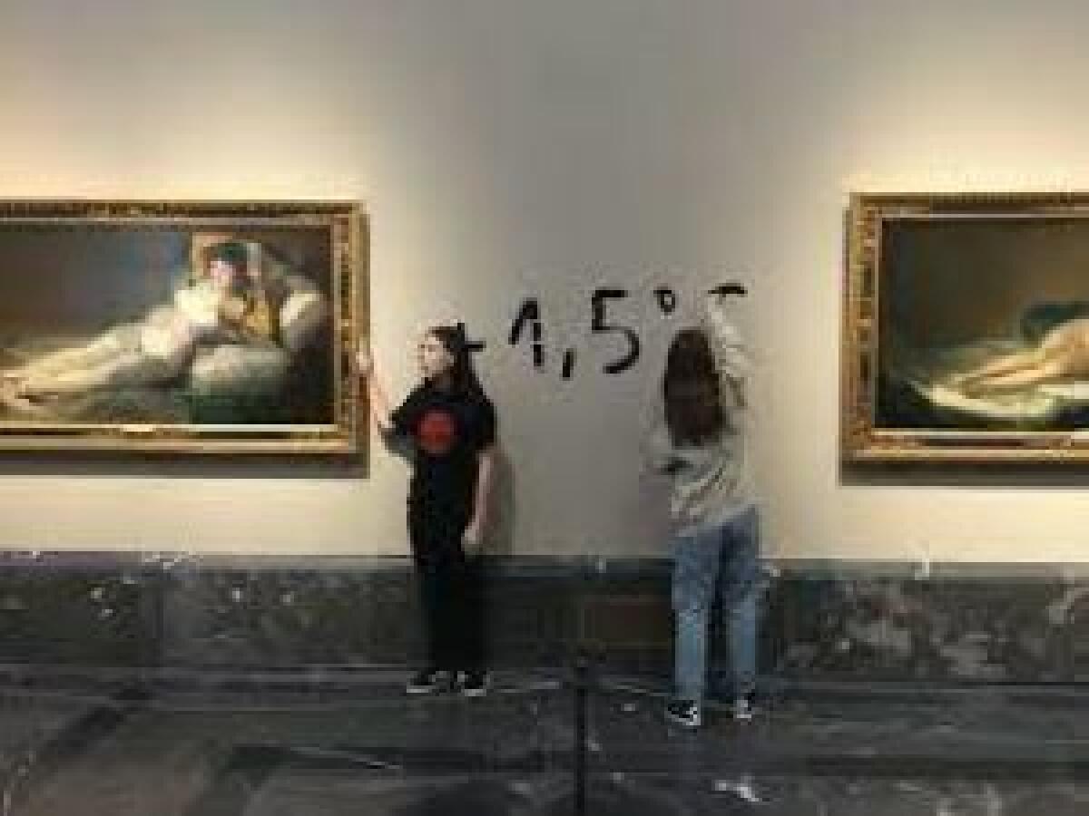 Activistas climáticos se pegan a 'Las Majas' de Goya en El Prado: “Las instituciones no están a la altura de la emergencia”