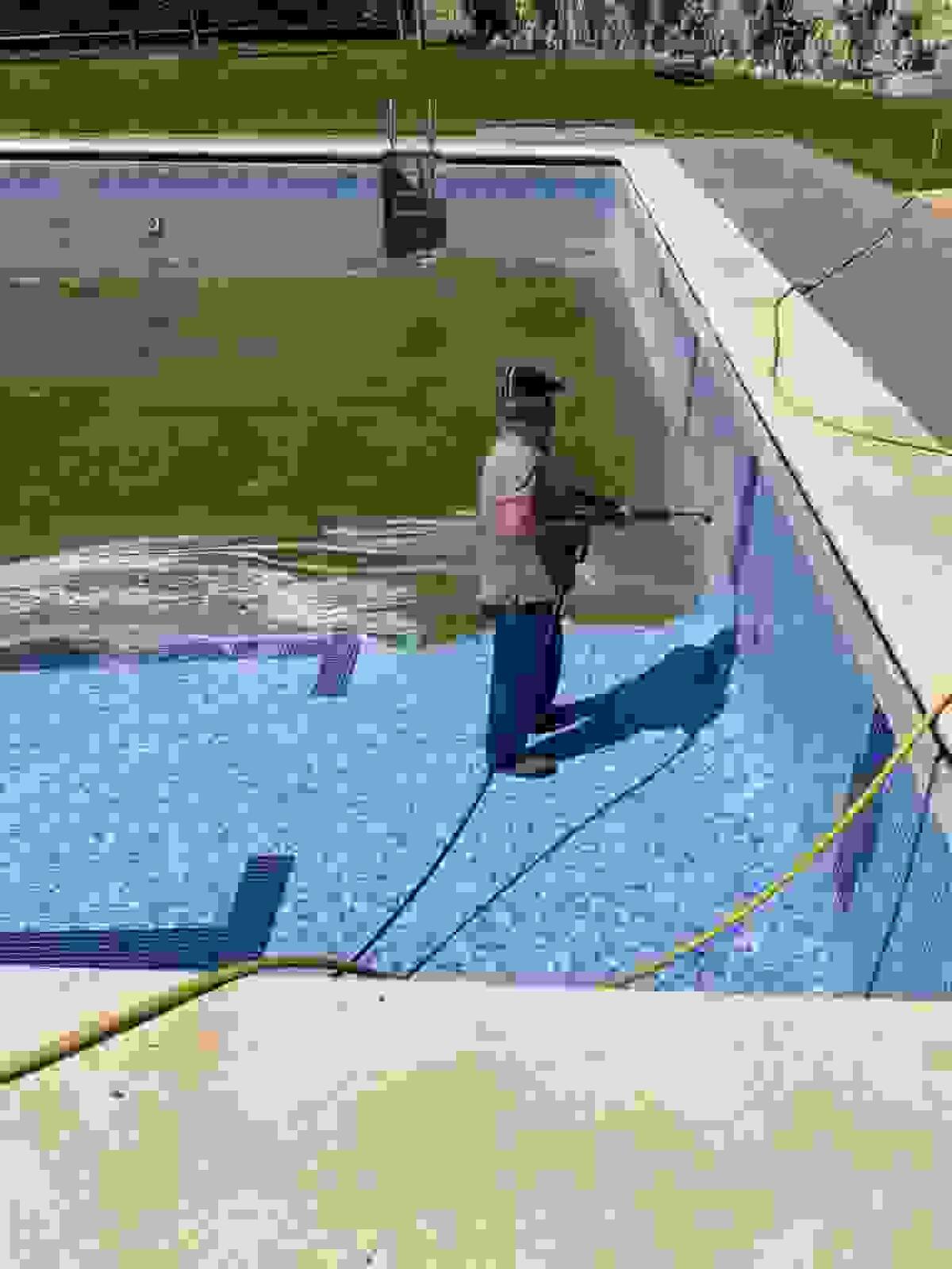 La piscina municipal de Confrides prepara sus instalaciones para una posible reapertura.