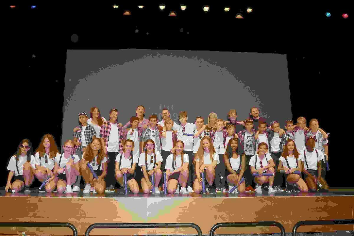 La Nuc&iacute;a &middot; Los alumnos del Colegio Muixara se grad&uacute;an en l&rsquo;Auditori