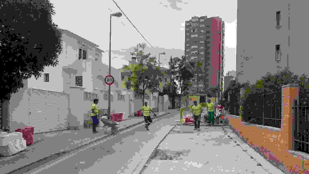 Benidorm amplía las aceras de la calle Denia, en La Cala, para hacerla más accesible