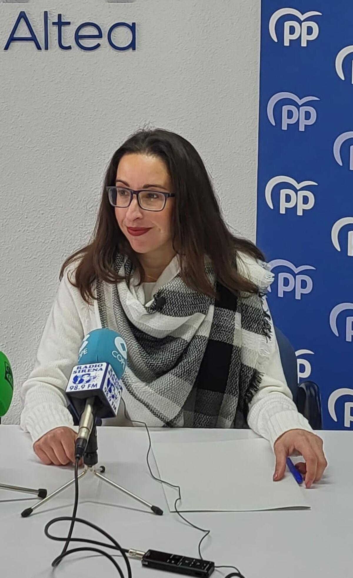 Roc&iacute;o G&oacute;mez (PP Altea) acusa a Comprom&iacute;s y PSOE de &ldquo;demagogia&rdquo; con el centro de d&iacute;a y atribuye la p&eacute;rdida del proyecto a &ldquo;incumplimientos de plazos&rdquo;