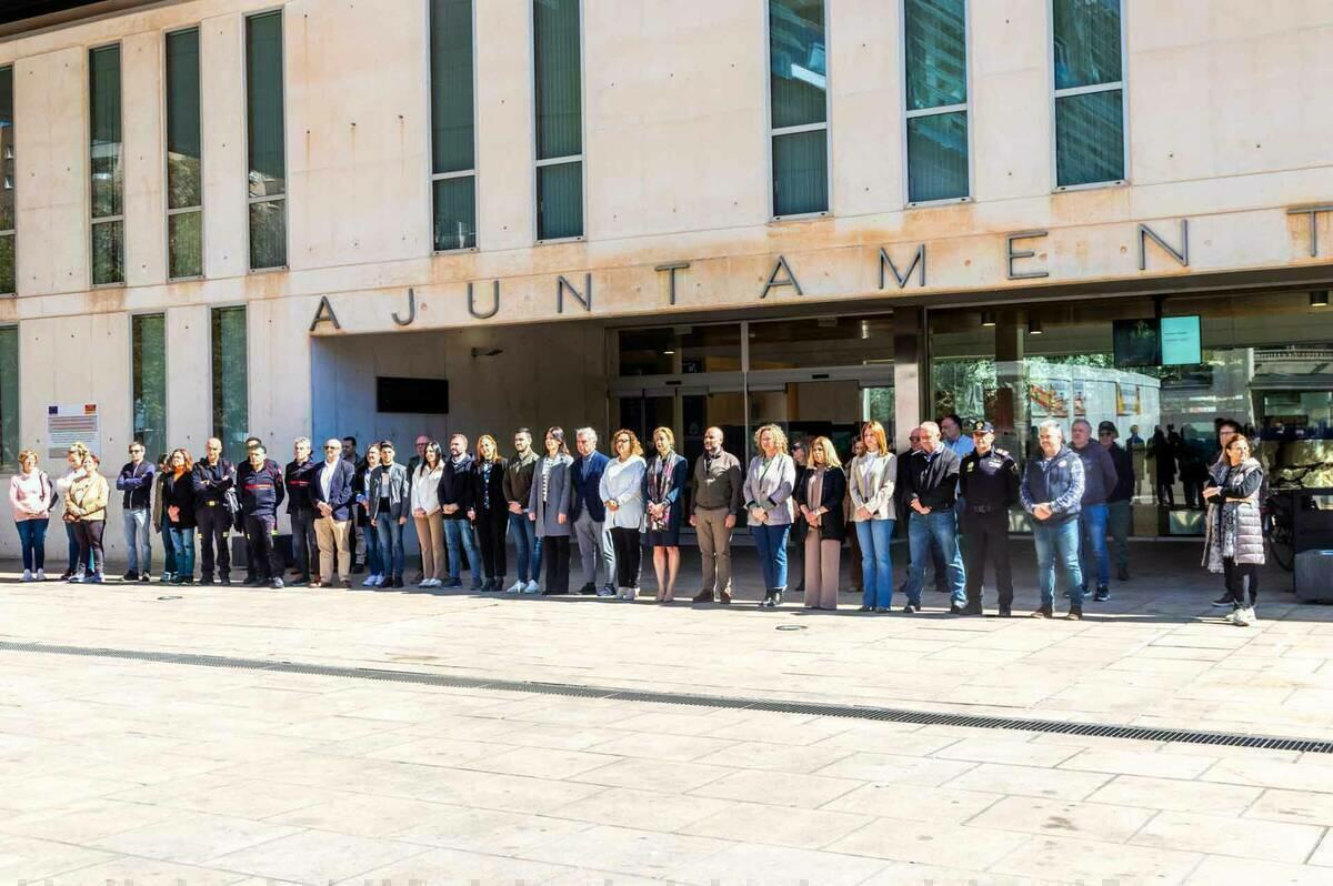 Benidorm guarda un minuto de silencio en memoria de las víctimas en el vigésimo aniversario de los atentados del 11M 