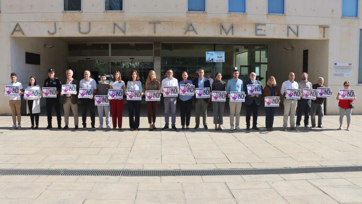 Benidorm guarda un minuto de silencio como muestra de condena hacia el último crimen machista cometido en Moguer (Huelva)