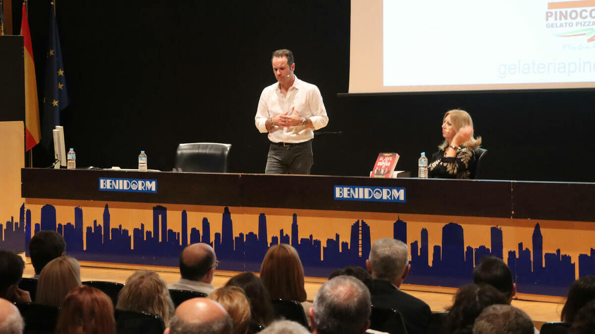 Javier Chicote diserta en Benidorm sobre el periodismo de investigación y los servicios secretos 