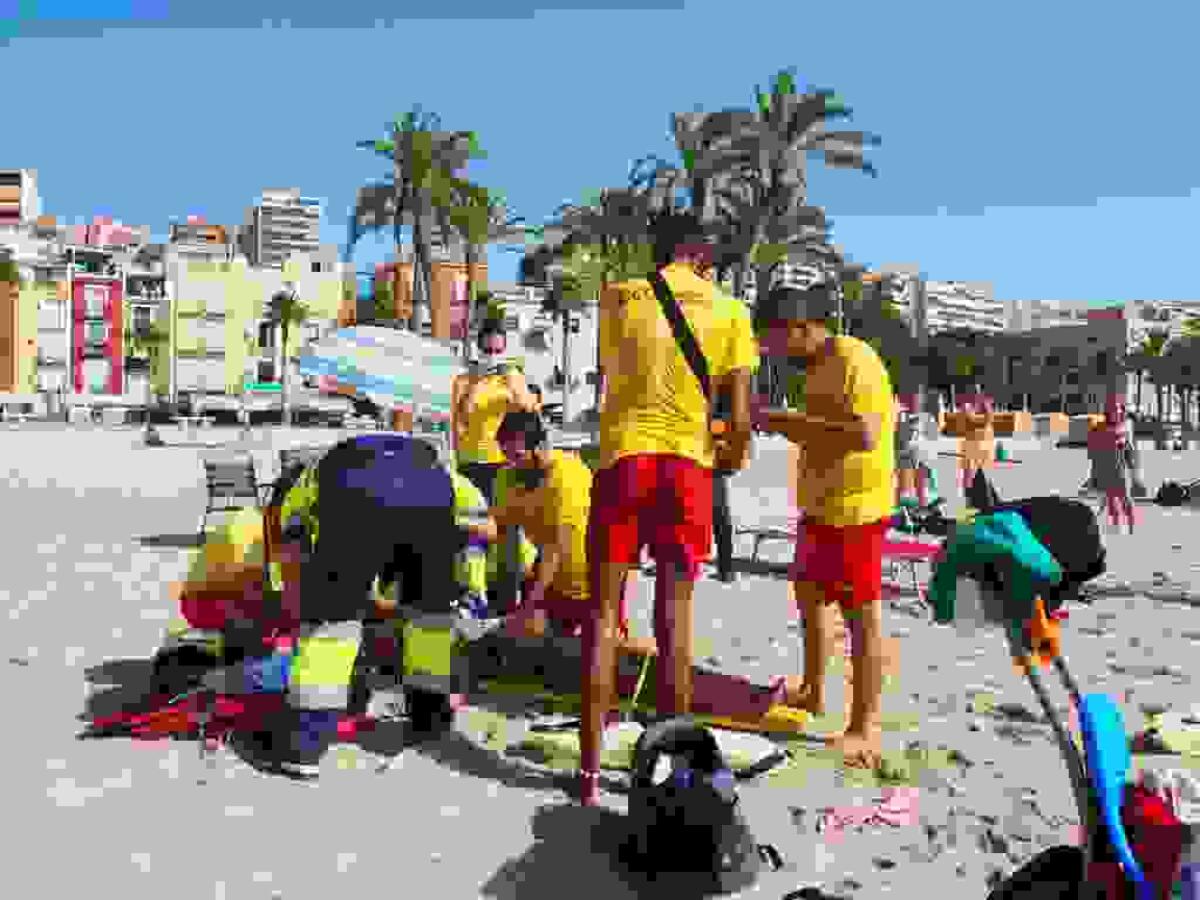 El servicio de socorrismo realiza con éxito un simulacro de salvamento en la playa Centro de la Vila Joiosa