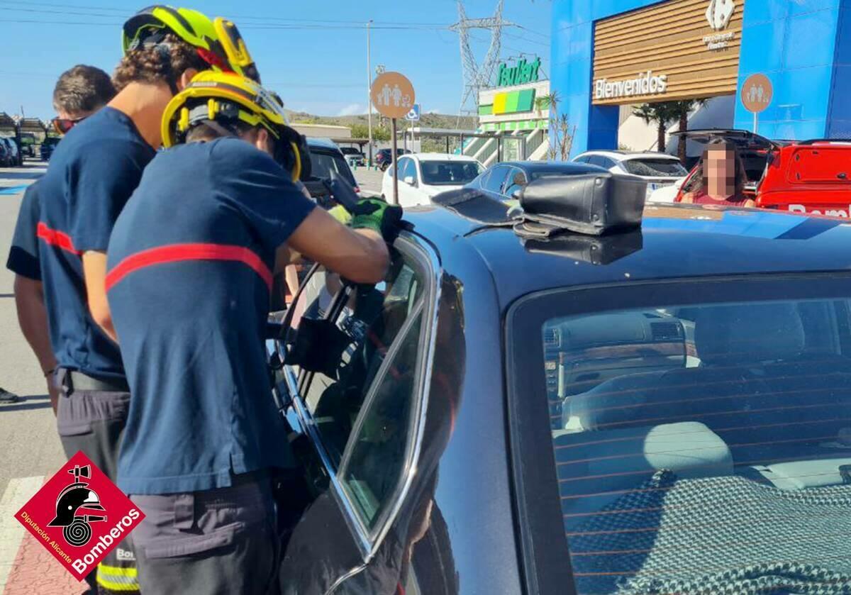 RESCATE DE NIÑO DEL INTERIOR DE VEHÍCULO