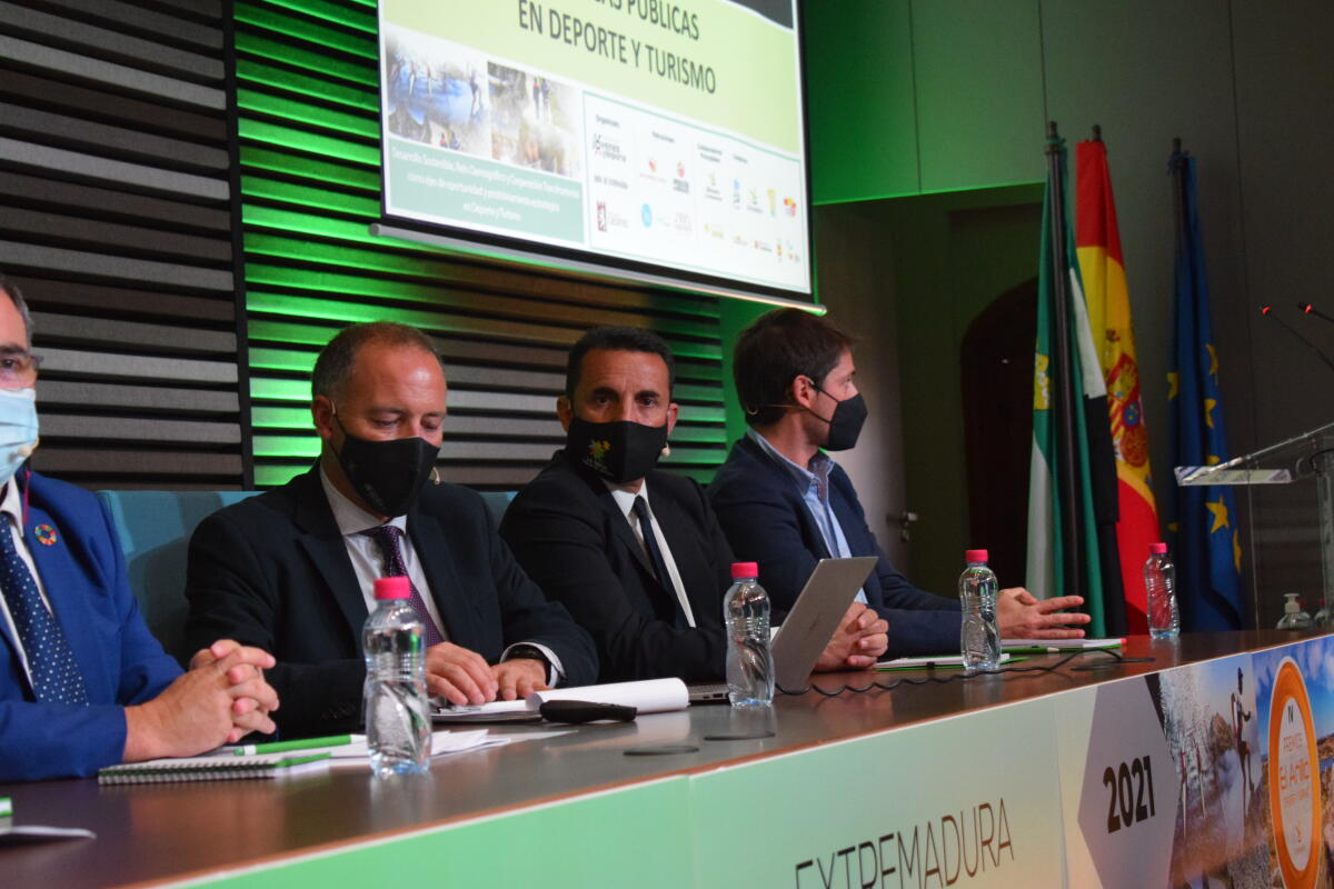 Bernabé Cano participa en el Congreso Nacional “Deporte y Turismo”