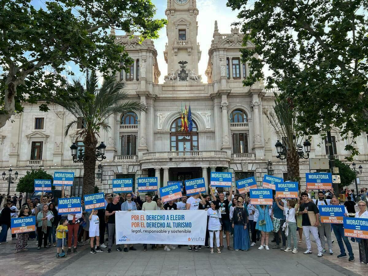 LOS PROPIETARIOS DE VIVIENDAS DE USO TURÍSTICO SE MANIFIESTAN EN VALENCIA POR EL DERECHO AL TURISMO Y CONTRA LA TURISMOFOBIA