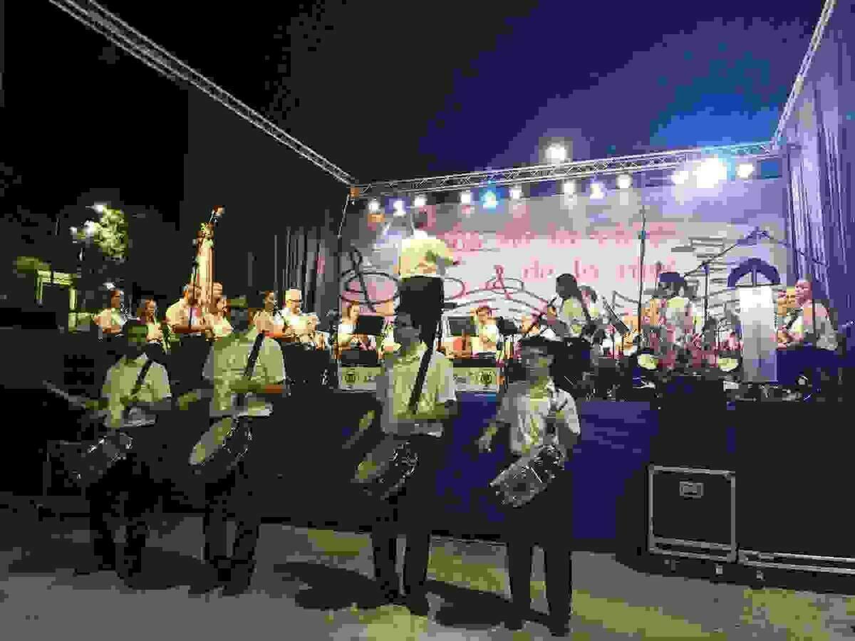 Centenares de personas se dan cita en la Cala de Finestrat para disfrutar del comienzo de &ldquo;Sensacions d&rsquo;Estiu&rdquo;