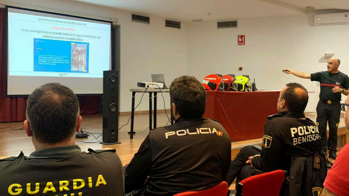 La Policía Local de Benidorm recibe formación sobre cómo actuar ante un incendio