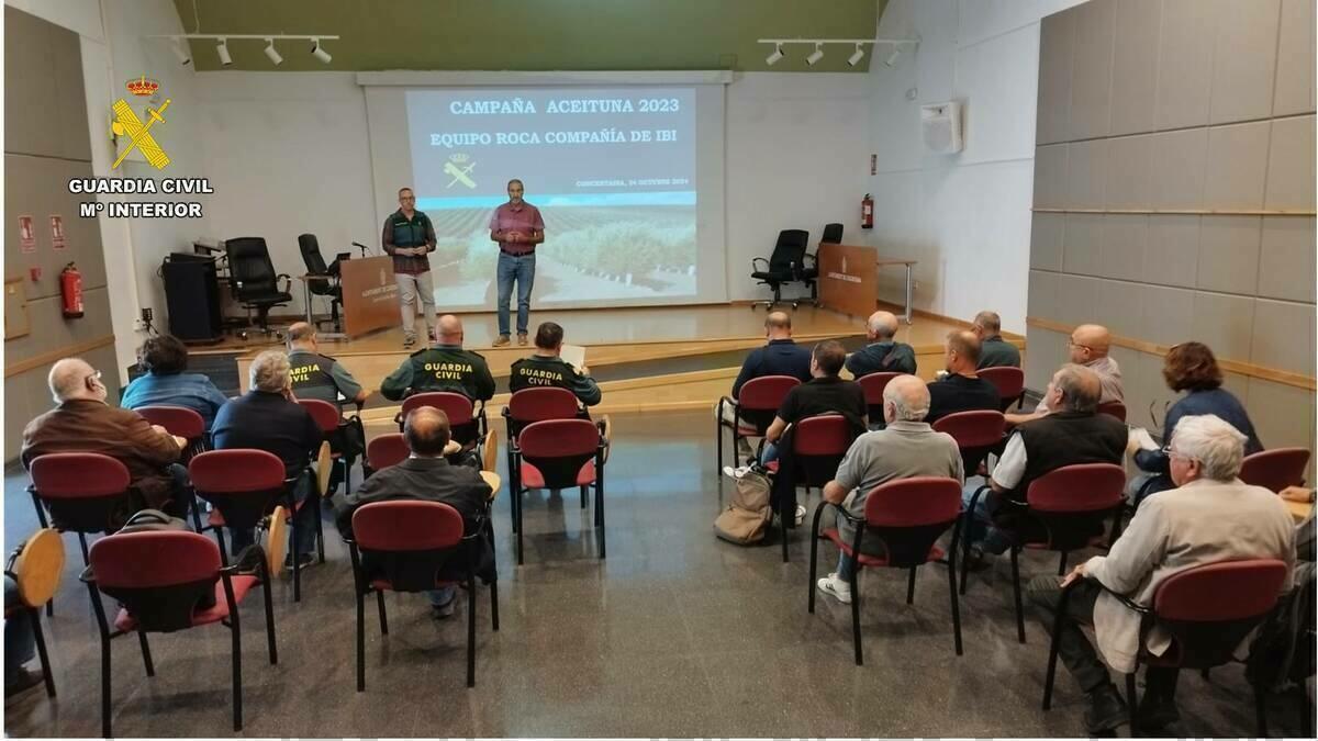 El Subdelegado del Gobierno destaca la labor de la Guardia Civil ante las organizaciones agrarias