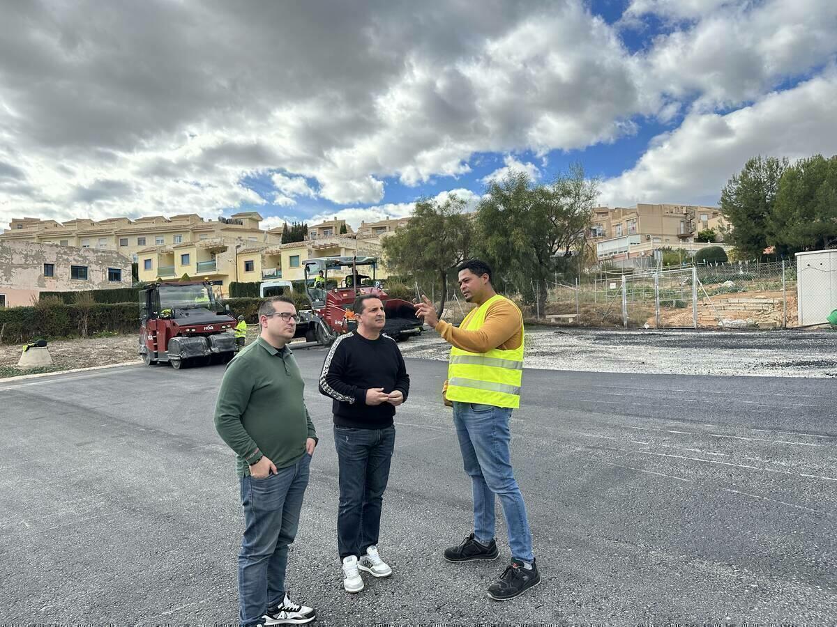 La Nucía asfalta el parking de la Urb. Montecasino