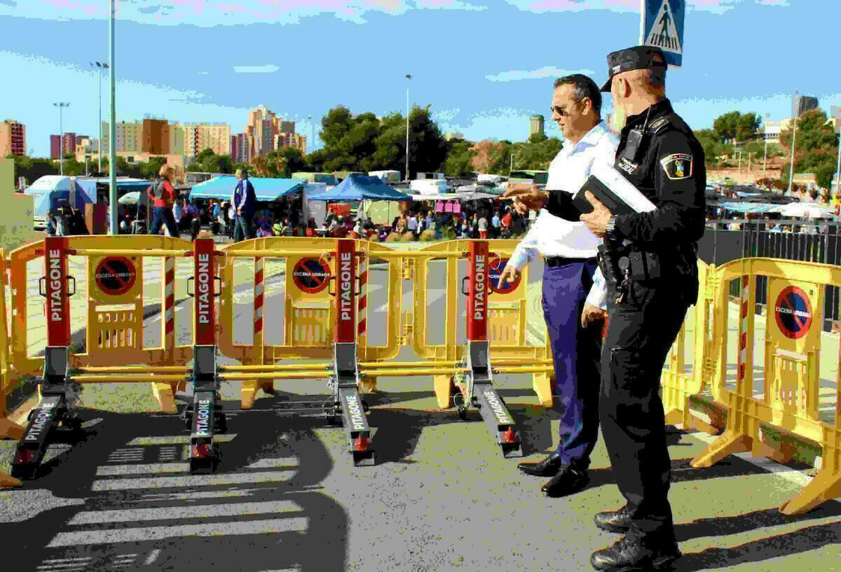  Benidorm &middot; Seguridad prueba en el mercadillo municipal unas barreras m&oacute;viles para impedir el acceso de veh&iacute;culos a espacios p&uacute;blicos