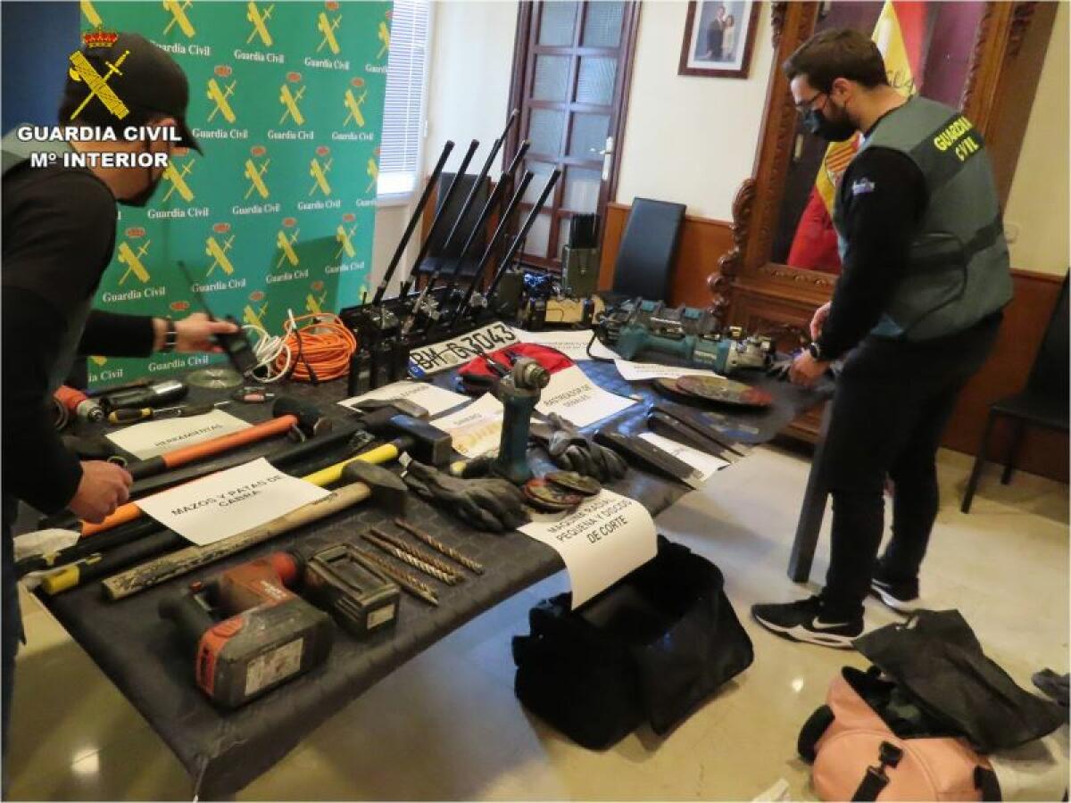 La Guardia Civil de Alicante presenta en rueda de prensa la desarticulación de una organización criminal especializada en el robo de cajeros automáticos