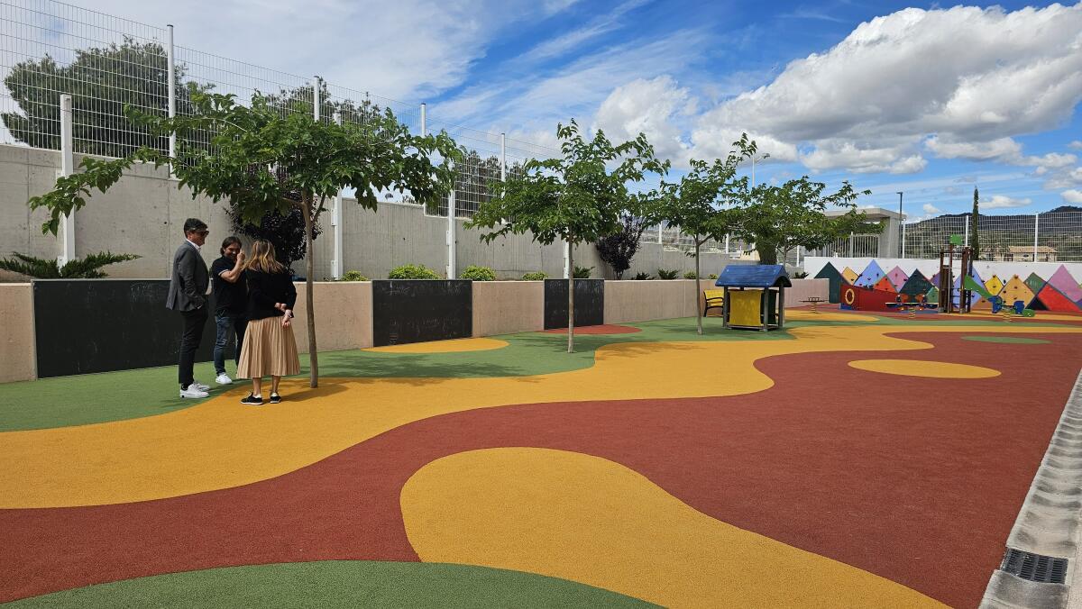 El Ayuntamiento de Villajoyosa sustituye el pavimento del patio de la zona infantil del colegio Gasparot