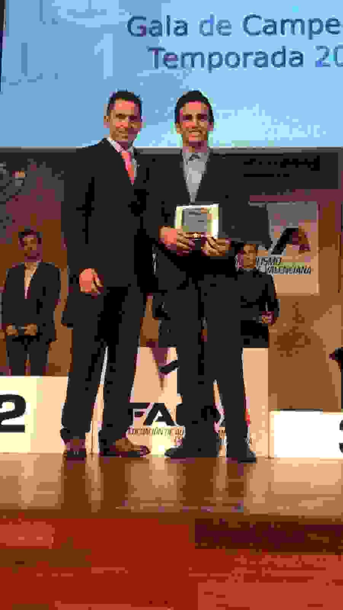 La Nuc&iacute;a &middot; El piloto Carlos Saval fue premiado en la Gala de Campeones 2017