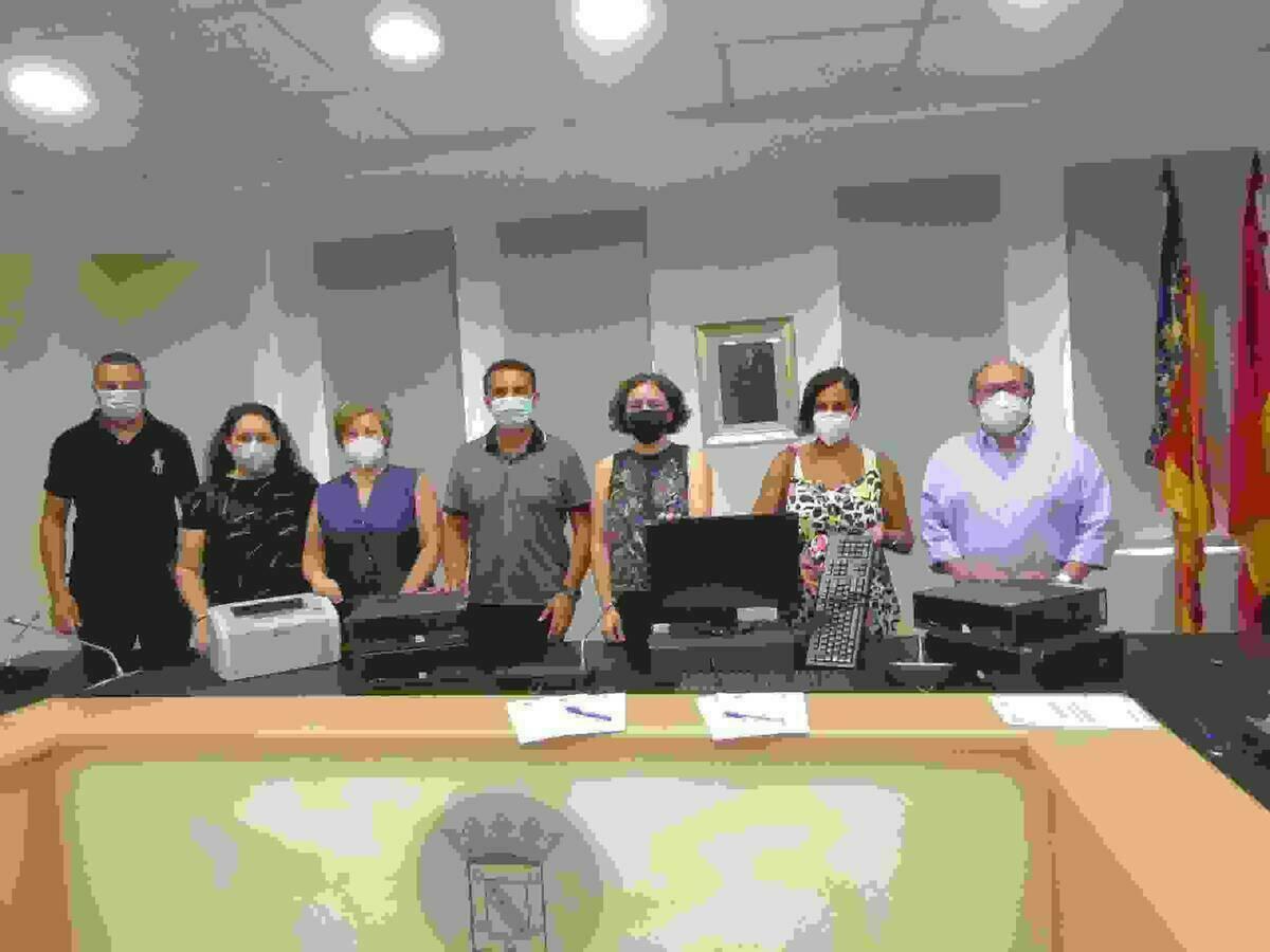 El Ayuntamiento de La Nuc&iacute;a dona ordenadores a las AMPAS.