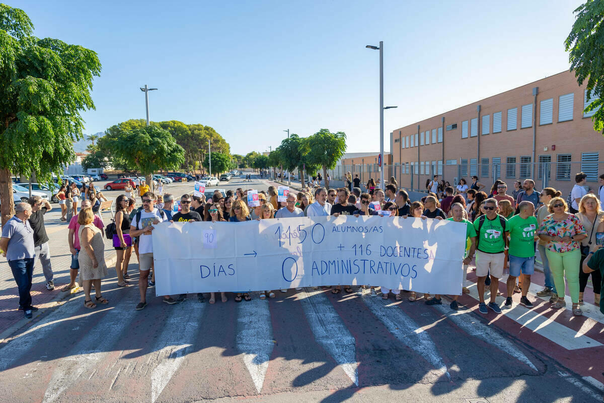 La comunidad educativa del IES L’Arabí de l’Alfàs se concentra para denunciar la falta de personal administrativo 