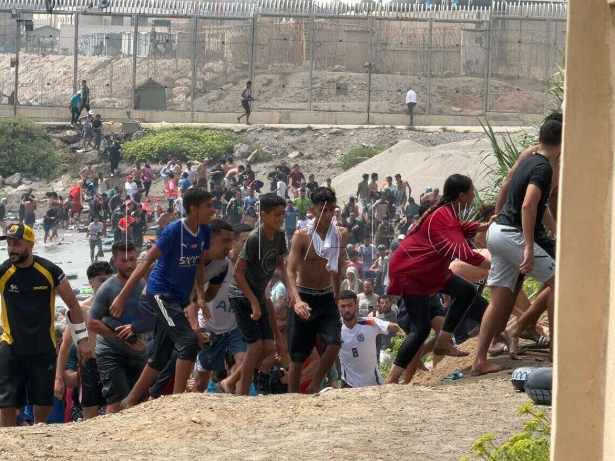 Ceuta en alerta: un descontrol absoluto, miles de marroqu&iacute;es por el espig&oacute;n