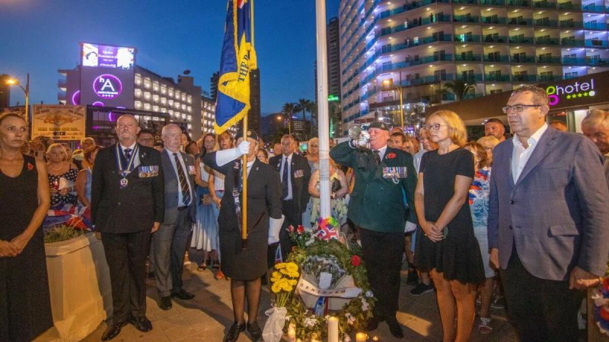 Los británicos de Benidorm dan el último adiós a Isabel II