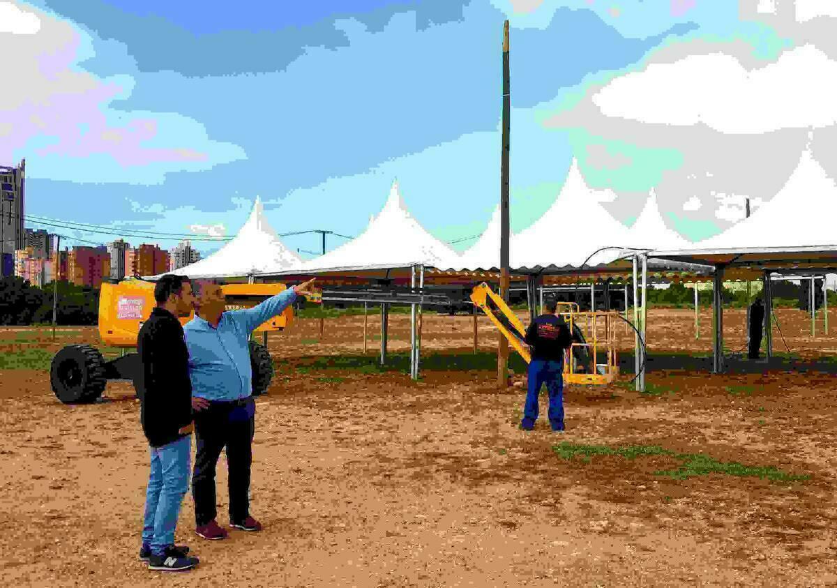 Benidorm // Fiestas y l’Associació de Penyes inician el montaje de la Acampada, en la que participan cerca de 4.300 peñistas