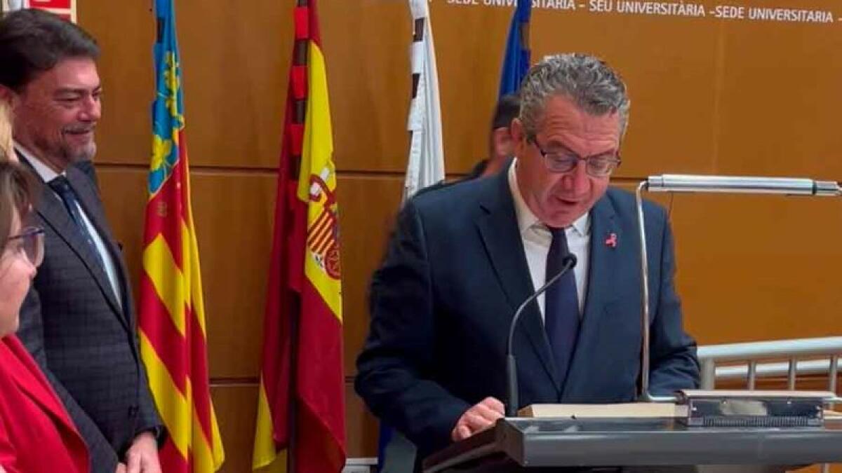 Toni Pérez participa en la lectura de la Constitución que organiza la Universidad de Alicante