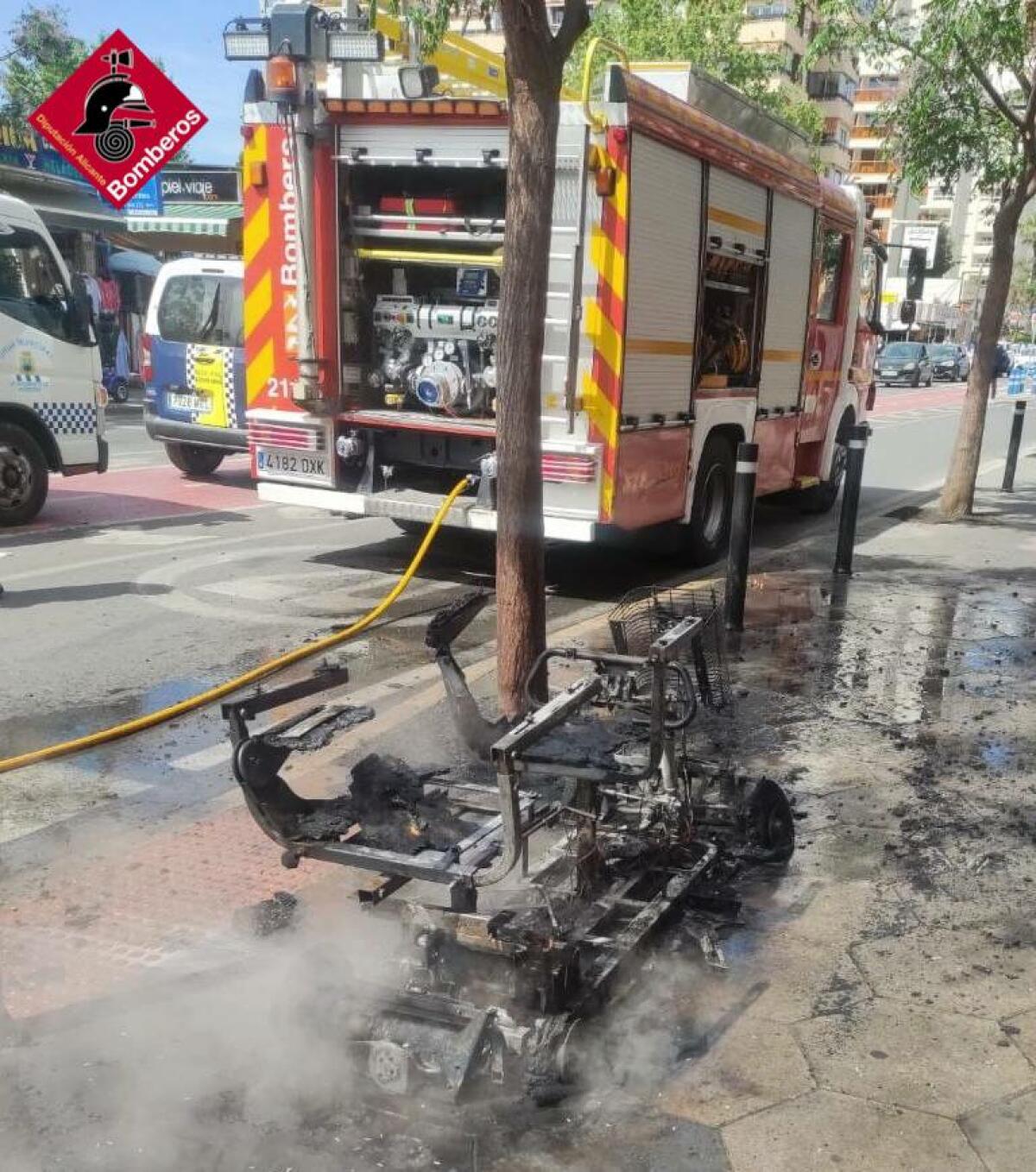 incendio en una scooter eléctrica, que circulaba por la Avenida Atmella de Mar, en la zona del Rincón de Loix en Benidorm.