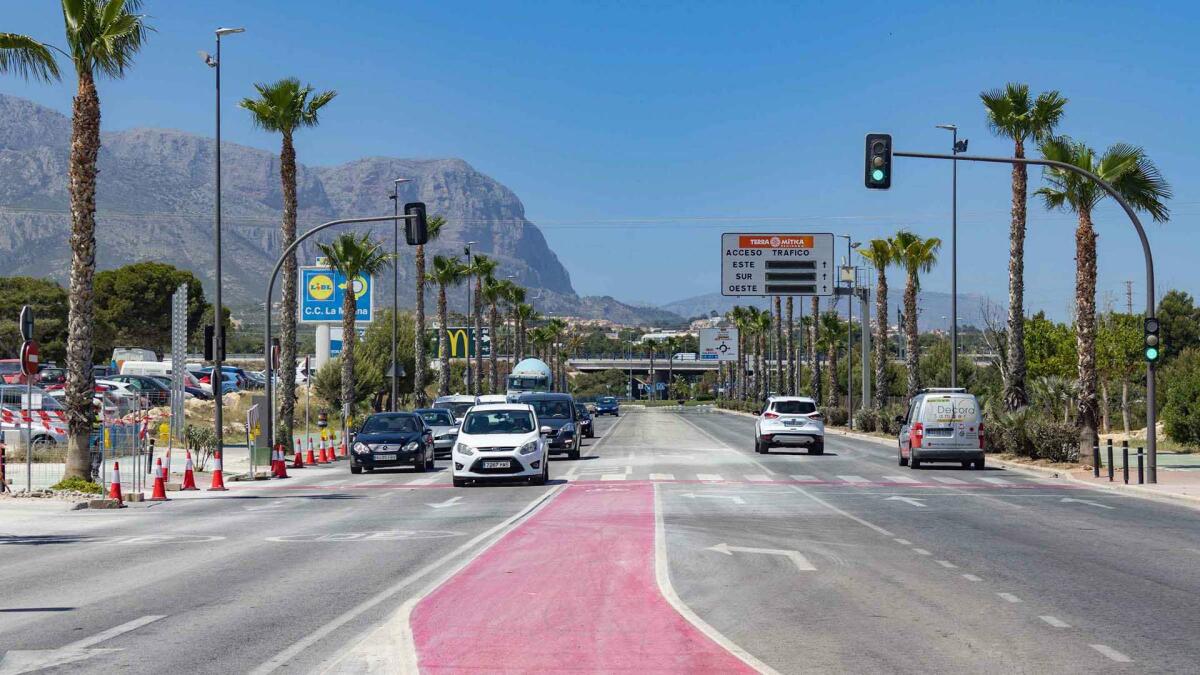 El tráfico rodado de entrada a Benidorm por la CV-70 vuelve a contar con dos carriles