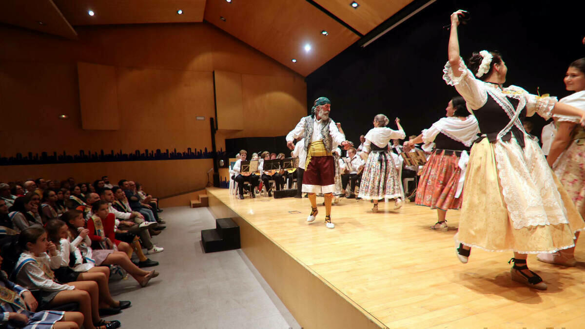 Intercambio de folclore valenciano y manchego en la Semana Cultural de las Fiestas Patronales