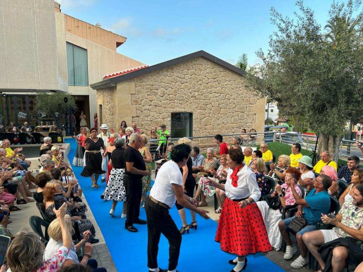 Desfile de moda veraniego con los mayores de La Casilla a ritmo de Grease