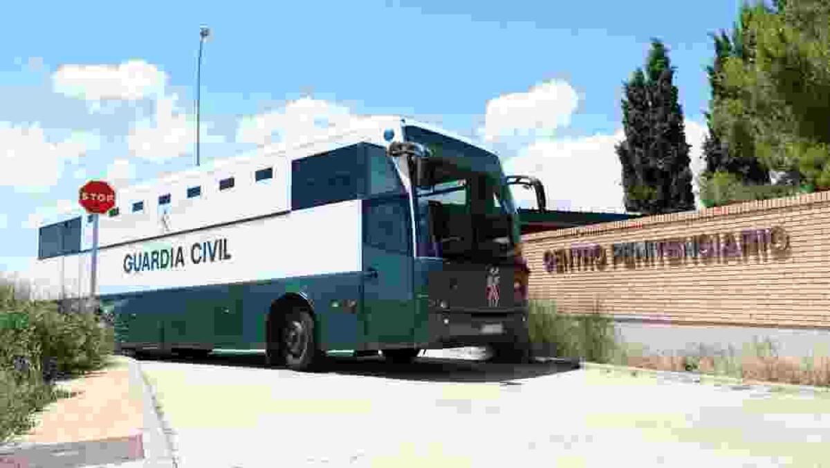 Los independentistas presos llegan a la prisi&oacute;n de Zaragoza antes de su traslado a Catalu&ntilde;a