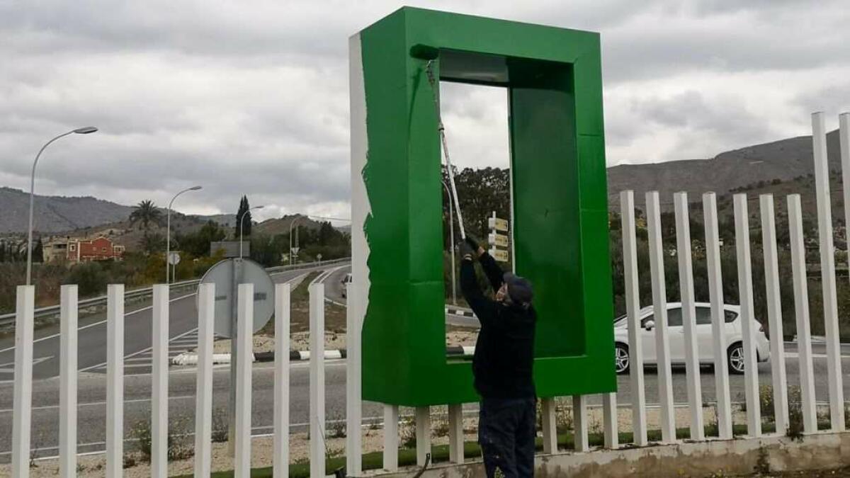 El Ayuntamiento acomete actuaciones de adecuación y mantenimiento en las rotondas de  acceso al municipio